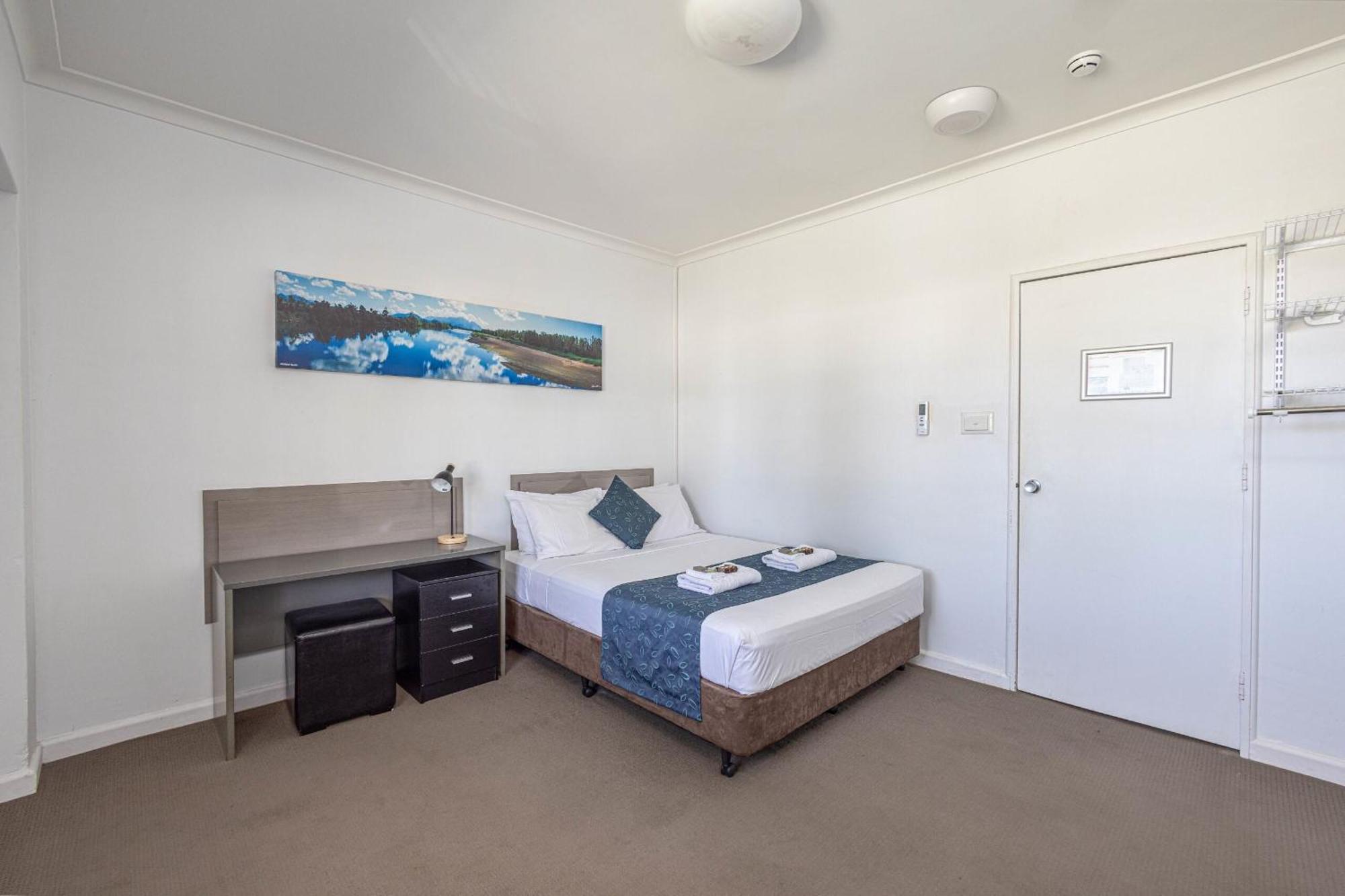 Lees Hotel Ingham Esterno foto