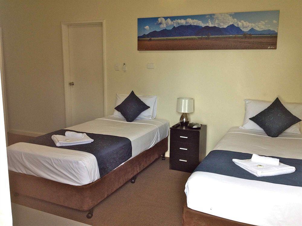 Lees Hotel Ingham Esterno foto