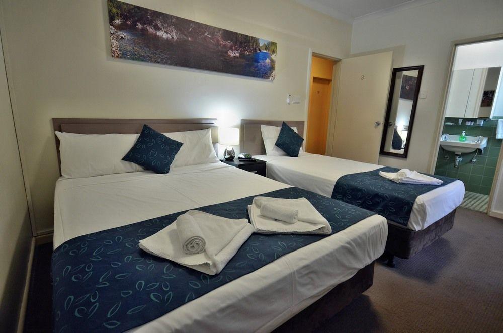 Lees Hotel Ingham Esterno foto