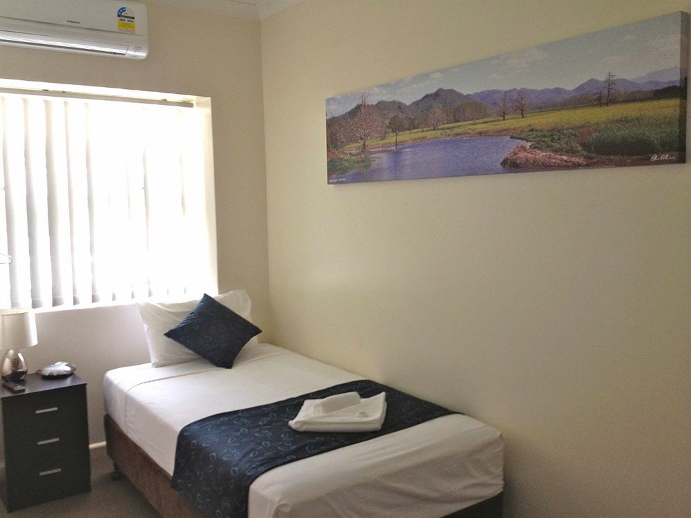 Lees Hotel Ingham Esterno foto