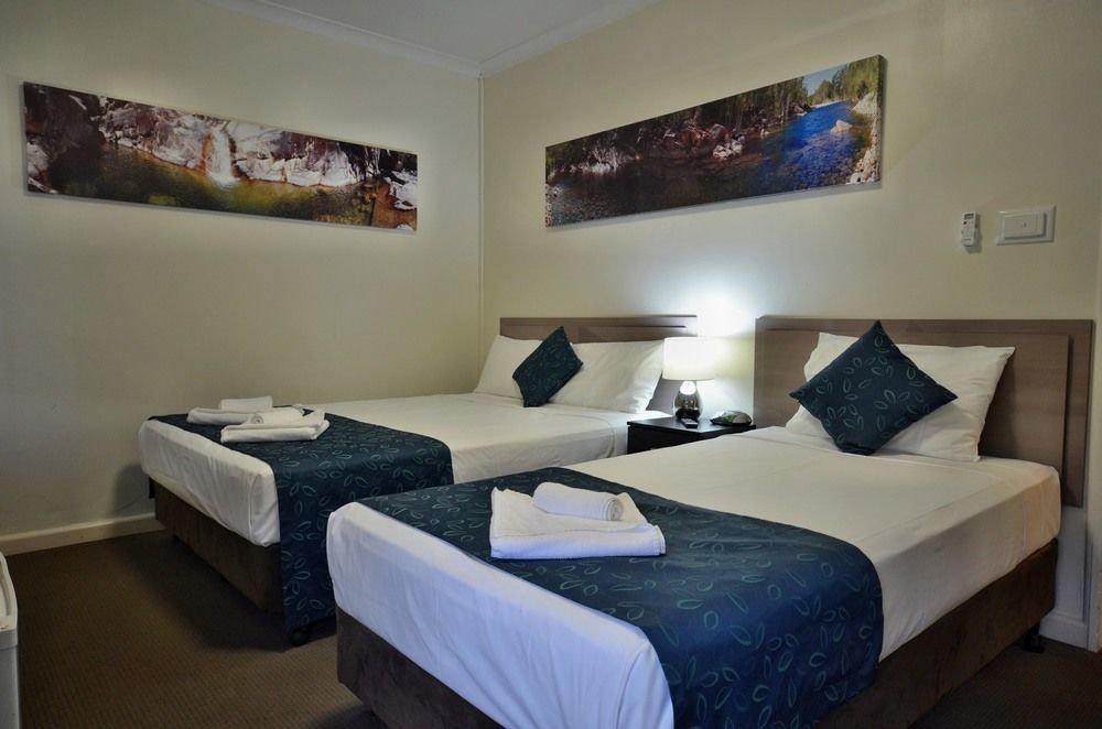 Lees Hotel Ingham Esterno foto