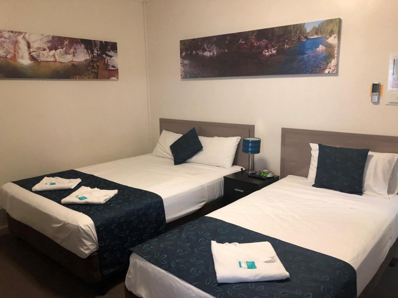 Lees Hotel Ingham Esterno foto